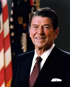 ความเจริญและความเสื่อมของประเทศ(2) 2 Official Portrait of President Reagan 1981