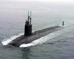 เมื่อสงครามทำท่าจะย้ายจากยุโรปสู่เอเชีย 4 US Navy 040730 N 1234E 002 PCU Virginia SSN 774 returns to the General Dynamics Electric Boat shipyard
