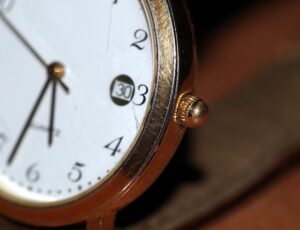 clock 2986096 640