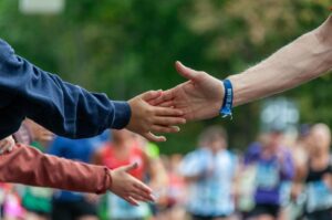 ช่วยเหลือตนด้วยการช่วยผู้อื่น